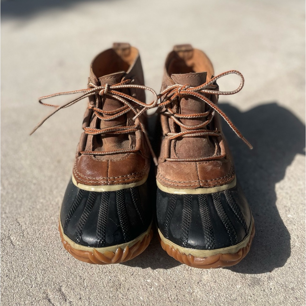 Sorel Out N About Brown and Black Leather Duck Boots Women’s size 7